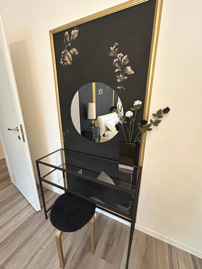 Aurora Flowers - Two Rooms And Free Parking Near Center And Train Station モデナ エクステリア 写真